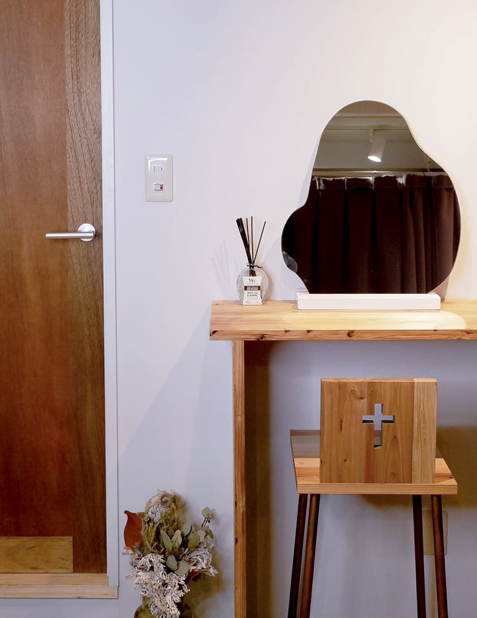 サロン内のメイク直しブース画像